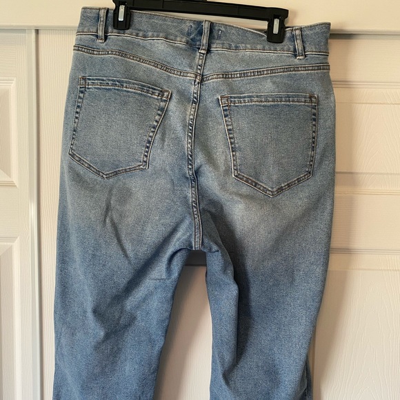 Women’s plus size cropped jeans - Picture 6 of 9